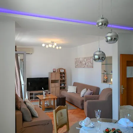 Damir アパート トロギール